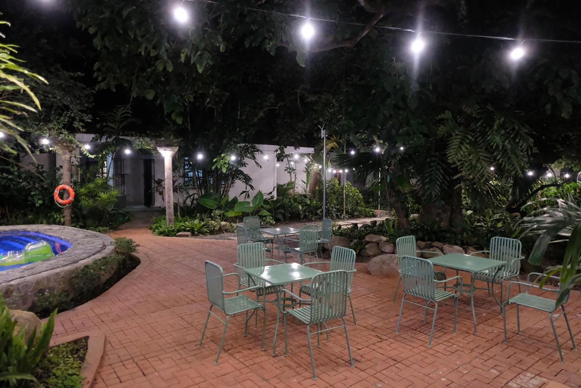 Mad Monkey Dumaguete Hostel Dumaguete City Exterior photo