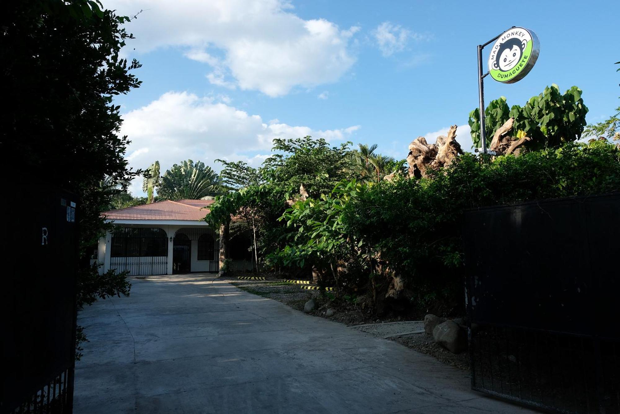Mad Monkey Dumaguete Hostel Dumaguete City Exterior photo